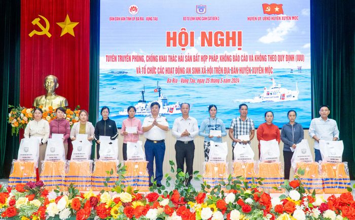 Hàng vạn lượt ngư dân, học sinh được tuyên truyền, phổ biến pháp luật; nhiều gia đình chính sách, ngư dân khó khăn được hỗ trợ