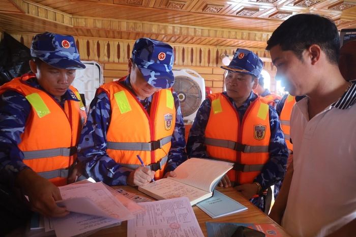 Đoàn kiểm tra tàu cá của ngư dân