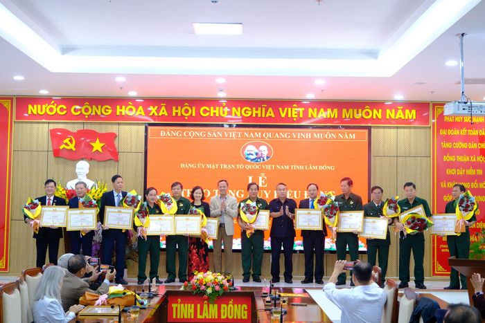 Ban Tổ chức trao Huy hiệu 35 năm tuổi Đảng cho các đảng viên