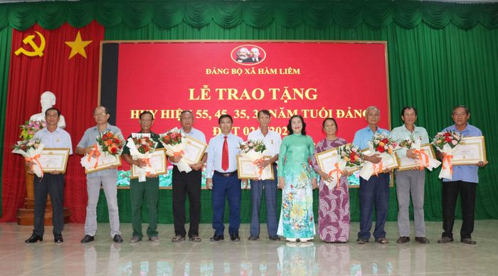 Đại diện các đồng chí đảng viên 35 năm tuổi Đảng nhận Huy hiệu Đảng và hoa từ Bí thư và Phó Bí thư Thường trực Đảng ủy xã