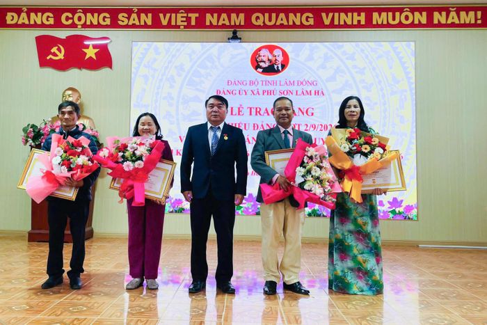 Đồng chí Hoàng Sơn, Bí thư Đảng uỷ, Chủ tịch HĐND xã trao Huy hiệu Đảng cho các đảng viên