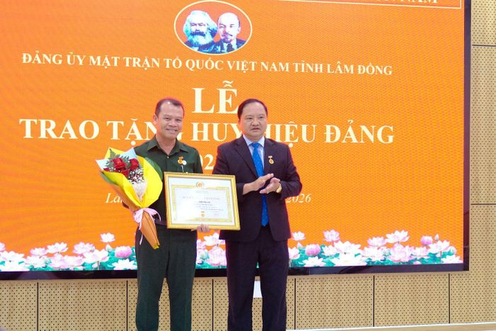 Đồng chí Phạm Văn Đức, Phó Bí thư Đảng ủy, Phó Chủ tịch Ủy ban MTTQ Việt Nam tỉnh trao Huy hiệu 30 năm tuổi Đảng đảng viên