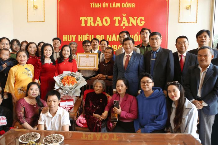 Đồng chí Y Thanh Hà Niê Kđăm, Ủy viên Ban Chấp hành Trung ương Đảng, Bí thư Tỉnh ủy, Trưởng Đoàn ĐBQH tỉnh Lâm Đồng cùng các thành viên trong đoàn công tác chụp hình lưu niệm cùng với các thành viên gia đình đảng viên Lê Thị Dục