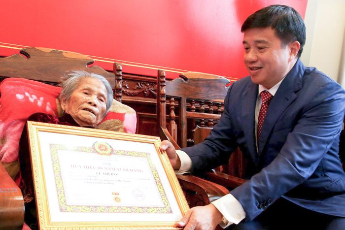 Đồng chí Y Thanh Hà Niê Kđăm, Ủy viên Ban Chấp hành Trung ương Đảng, Bí thư Tỉnh ủy, Trưởng Đoàn ĐBQH tỉnh Lâm Đồng trao Huy hiệu 80 năm tuổi Đảng cho đảng viên Lê Thị Dục