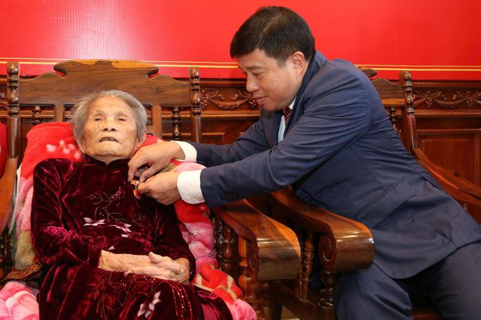 Đồng chí Y Thanh Hà Niê Kđăm, Ủy viên Ban Chấp hành Trung ương Đảng, Bí thư Tỉnh ủy, Trưởng Đoàn ĐBQH tỉnh Lâm Đồng trao Huy hiệu 80 năm tuổi Đảng cho đảng viên Lê Thị Dục