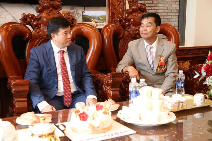 Đồng chí Y Thanh Hà Niê Kđăm, Ủy viên Ban Chấp hành Trung ương Đảng, Bí thư Tỉnh ủy, Trưởng Đoàn ĐBQH tỉnh Lâm Đồng trò chuyện cùng với ông Trần Đình Huệ, con của đảng viên Lê Thị Dục