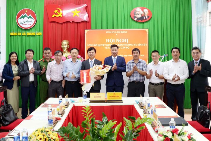 Lãnh đạo Tỉnh ủy Lâm Đồng chụp hình lưu niệm cùng tập thể Đảng ủy xã Quảng Sơn
