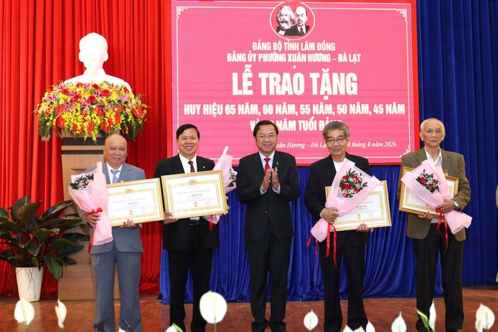 Đồng chí Tôn Thiện Đồng, Ủy viên Ban Thường vụ, Trưởng Ban Tổ chức Tỉnh ủy Lâm Đồng trao Huy hiệu 50 năm tuổi Đảng cho các đảng viên