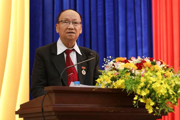 Đồng chí Nguyễn Ngọc Khánh, đảng viên nhận Huy hiệu 55 năm tuổi Đảng phát biểu tại buổi lễ