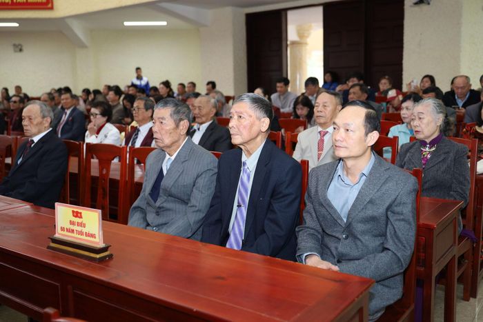 Các đại biểu, đảng viên nhận Huy hiệu Đảng đợt 2/9/2026 dự lễ
