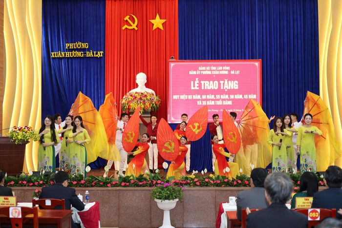Tiết mục văn nghệ chào mừng Lễ trao tặng Huy hiệu Đảng