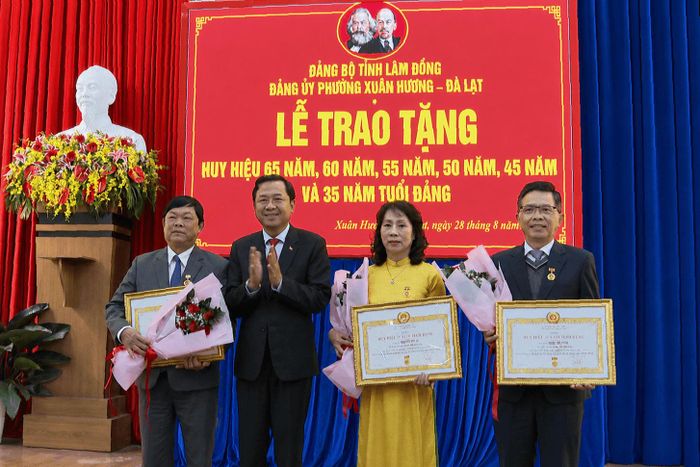 Đồng chí Tôn Thiện Đồng, Ủy viên Ban Thường vụ, Trưởng Ban Tổ chức Tỉnh ủy Lâm Đồng trao Huy hiệu 35 năm tuổi Đảng cho các đảng viên