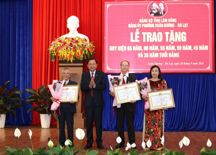 Đồng chí Tôn Thiện Đồng, Ủy viên Ban Thường vụ, Trưởng Ban Tổ chức Tỉnh ủy Lâm Đồng trao Huy hiệu 55 năm tuổi Đảng cho các đảng viên