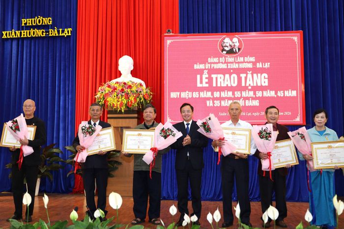 Tỉnh ủy viên, Bí thư Đảng ủy phường Xuân Hương - Đà Lạt Nguyễn Văn Lộc trao Huy hiệu 45 năm tuổi Đảng cho các đảng viên
