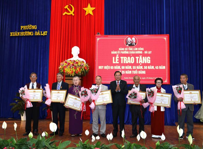 Đồng chí Tôn Thiện Đồng, Ủy viên Ban Thường vụ, Trưởng Ban Tổ chức Tỉnh ủy Lâm Đồng trao Huy hiệu 60 năm tuổi Đảng cho các đảng viên