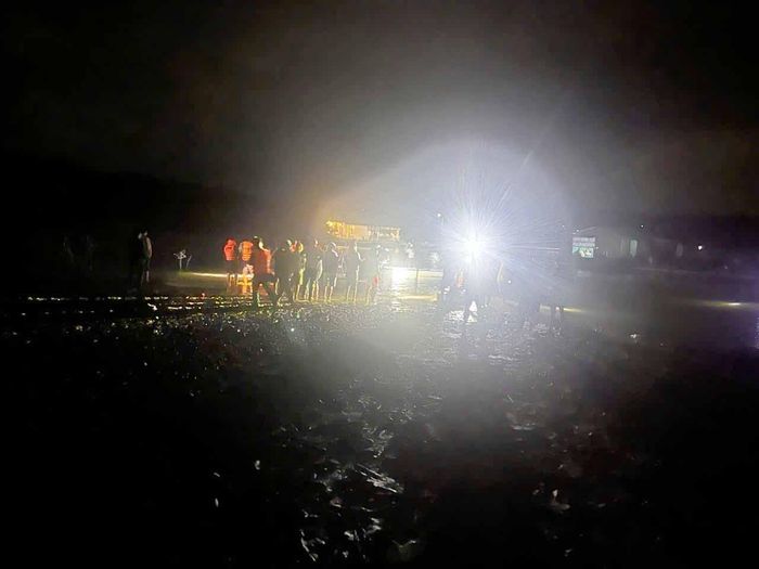 Lực lượng chức năng tìm kiếm người mất tích trên sông Đồng Nai, đoạn qua xã Bảo Thuận (Ảnh: CTV)