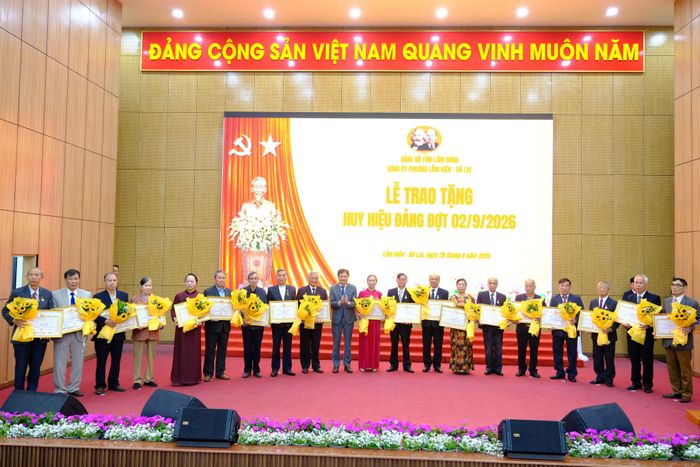 Đồng chí Đặng Quang Tú, Bí thư Đảng ủy, Chủ tịch HĐND phường Lâm Viên - Đà Lạt trao Huy hiệu Đảng cho các đảng viên