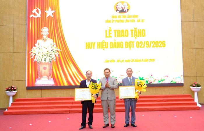 Đồng chí K’ Mák, Ủy viên Ban Thường vụ Tỉnh ủy, Phó Chủ tịch HĐND tỉnh Lâm Đồng trao Huy hiệu 55 năm tuổi Đảng cho các đảng viên