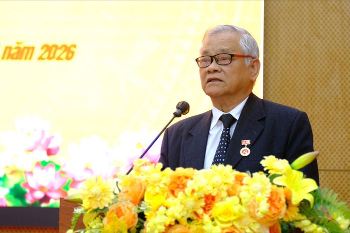 Đại diện Đảng viên được nhận Huy hiệu Đảng phát biểu, bày tỏ cảm nghĩ tại buổi lễ