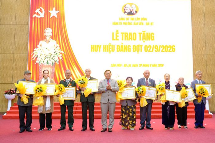 Đồng chí K’ Mák, Ủy viên Ban Thường vụ Tỉnh ủy, Phó Chủ tịch HĐND tỉnh Lâm Đồng trao Huy hiệu 60 năm tuổi Đảng cho các đảng viên