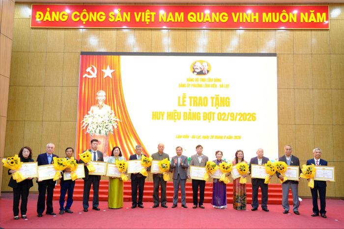 Đồng chí Lê Minh Quang, Phó Trưởng Ban Tuyên giáo và Dân vận Tỉnh ủy Lâm Đồng trao Huy hiệu Đảng cho các đảng viên