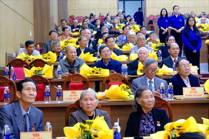 Các đảng viên được nhận Huy hiệu Đảng trong đợt 2/9 phường Lâm Viên - Đà Lạt