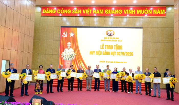 Đồng chí K’ Mák, Ủy viên Ban Thường vụ Tỉnh ủy, Phó Chủ tịch HĐND tỉnh Lâm Đồng trao Huy hiệu 45 năm tuổi Đảng cho các đảng viên