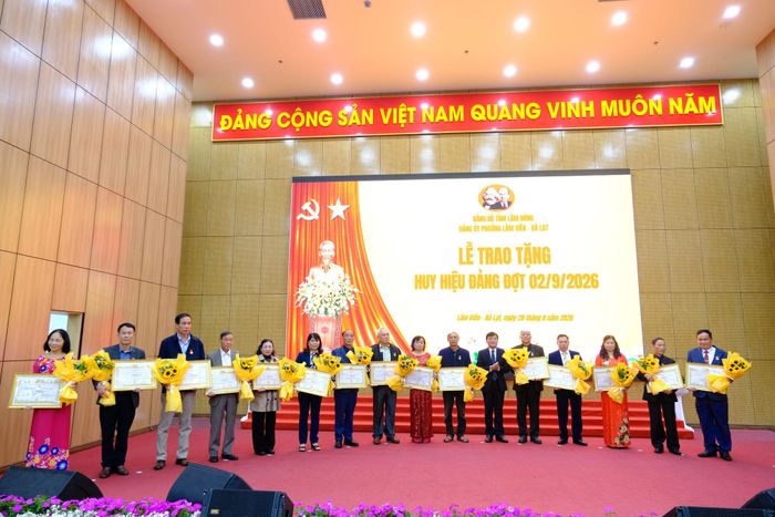 Đồng chí Nguyễn Hoàng Phúc, Phó Bí thư Đảng ủy, Chủ tịch UBND phường Lâm Viên - Đà Lạt trao Huy hiệu Đảng cho các đảng viên