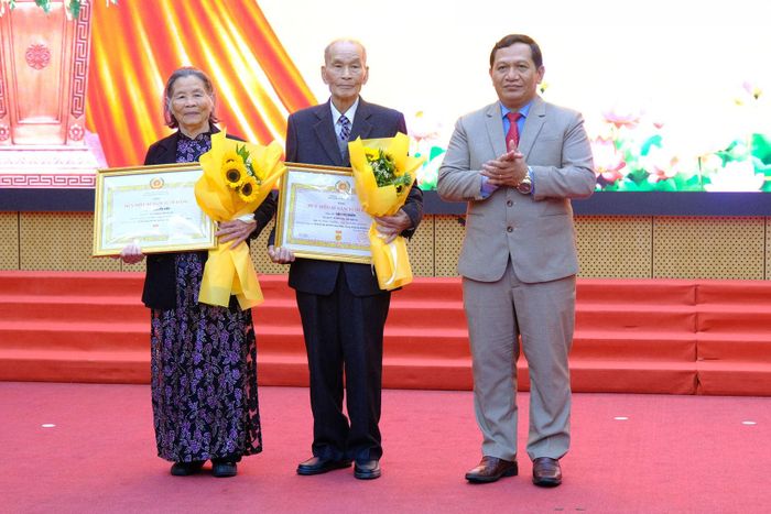 Đồng chí K ’Mák, Ủy viên Ban Thường vụ Tỉnh ủy, Phó Chủ tịch HĐND tỉnh Lâm Đồng trao Huy hiệu 65 năm tuổi Đảng cho các đảng viên
