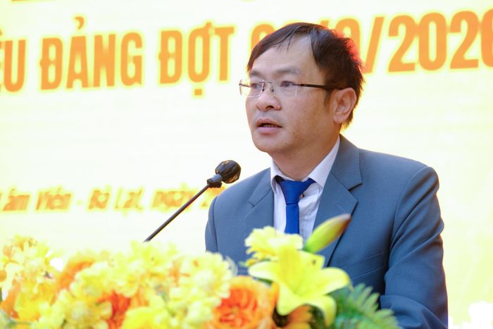 Đồng chí Đặng Quang Tú, Bí thư Đảng ủy phường Lâm Viên - Đà Lạt phát biểu chúc mừng các đảng viên vinh dự được trao tặng Huy hiệu Đảng