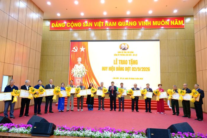Đồng chí Phạm Ngọc Hà, Phó Trưởng Ban Tổ chức Tỉnh ủy trao Huy hiệu Đảng cho các đảng viên