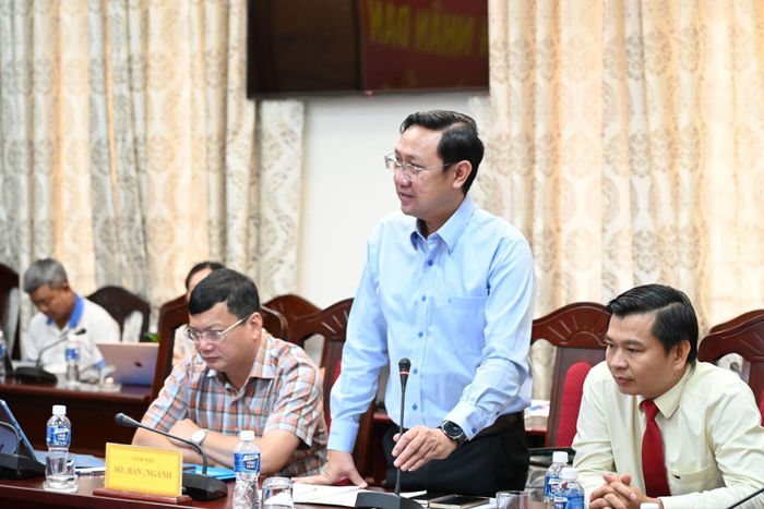 Phó Giám đốc Sở Xây dựng Bùi Trường Sơn báo cáo tại cuộc họp