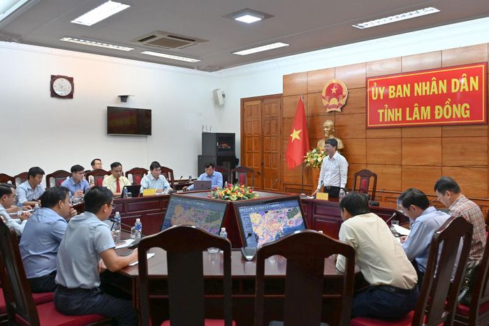Ủy viên Ban Thường vụ Tỉnh ủy, Phó Chủ tịch UBND tỉnh Lâm Đồng Nguyễn Hồng Hải chủ trì cuộc họp