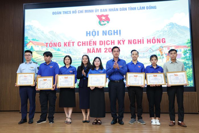 Tặng giấy khen cho các cá nhân có thành tích xuất sắc