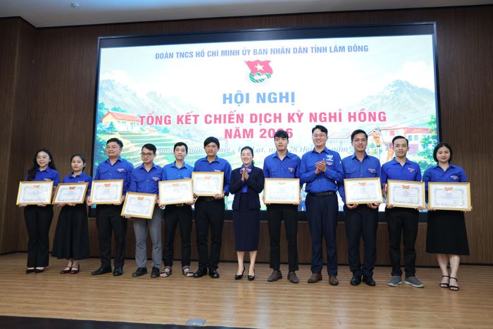 Khen thưởng các tổ chức Đoàn trực thuộc Đoàn Thanh niên UBND tỉnh có thành tích xuất sắc trong Kỳ nghỉ hồng 2026