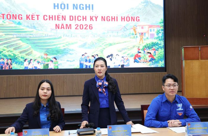 Bí thư Đoàn Thanh niên UBND tỉnh Nguyễn Ý Nhi phát biểu tại lễ tổng kết
