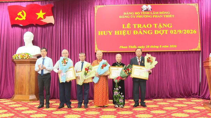 Bí thư Đảng ủy phường Phan Thiết Võ Thanh Bình trao Huy hiệu Đảng cho các đảng viên