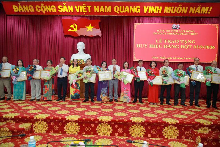 Lãnh đạo phường Phan Thiết trao Huy hiệu Đảng đến các đảng viên
