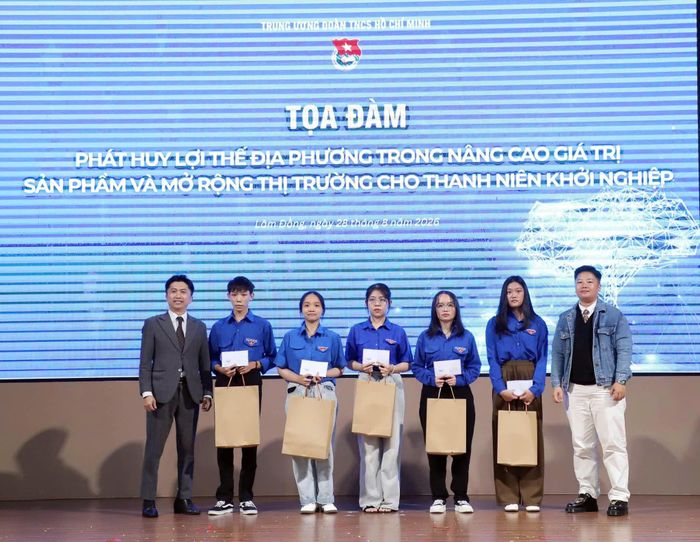 Trao học bổng cho sinh viên của Trường Đại học Yersin Đà Lạt
