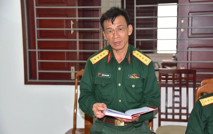 Đại tá Nguyễn Thanh Quảng, Phó Chính uỷ Bộ CHQS tỉnh Lâm Đồng báo cáo công tác tác lưu trữ, bảo quản mẫu hài cốt liệt sĩ phục vụ giám định ADN của tỉnh