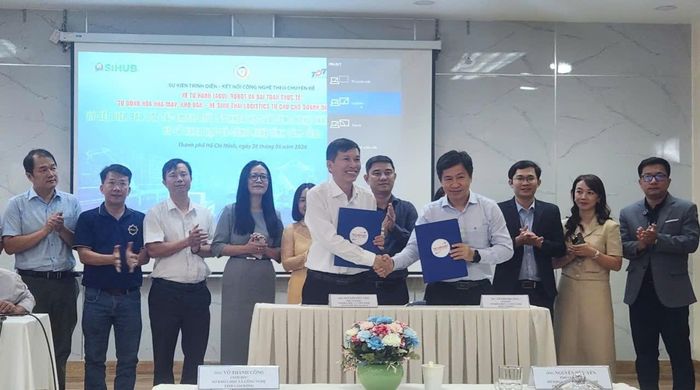 Đại diện lãnh đạo Sở Khoa học và Công nghệ TP Hồ Chí Minh và đại diện lãnh đạo Sở Khoa học và Công nghệ Lâm Đồng cùng ký kết chương trình hợp tác