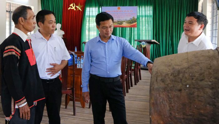 Tham quan nhà sinh hoạt cộng đồng Buôn Buôr