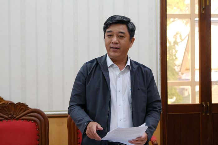 Phó Chánh Văn phòng UBND tỉnh Nguyễn Thanh Vũ trao đổi ý kiến tại buổi làm việc