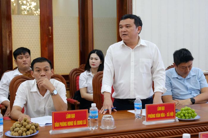 Đại diện các phòng, ban xã Cư Jút trao đổi về một số khó khăn