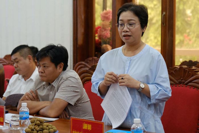 Phó Giám đốc Sở Văn hóa, Thể thao và Du lịch Nguyễn Lan Ngọc trao đổi về mô hình du lịch cộng đồng Buôn Buôr