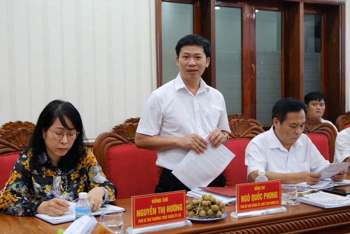 Chủ tịch UBND xã Cư Jút Ngô Quốc Phong báo cáo về các kết quả thực hiện nhiệm vụ