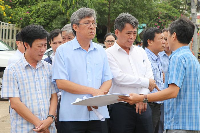 Phó Chủ tịch UBND tỉnh Lâm Đồng Nguyễn Minh (đứng thứ 2 từ trái qua) kiểm tra tiến độ dự án Nâng cấp đường Trần Quý Cáp