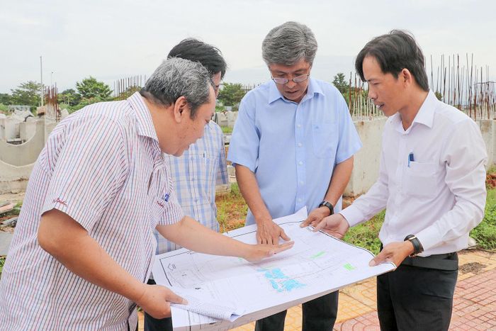 Phó Chủ tịch UBND tỉnh Lâm Đồng Nguyễn Minh (đứng thứ 2 từ phải qua) kiểm tra tiến độ Dự án Hạ tầng kỹ thuật Khu nhà ở xã hội tại xã Tiến Lợi (cũ), nay thuộc xã Tuyên Quang