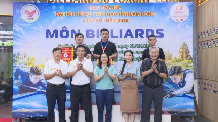 Ban tổ chức trao giải vô địch, hạng nhì và hạng ba cho các cơ thủ xuất sắc.
