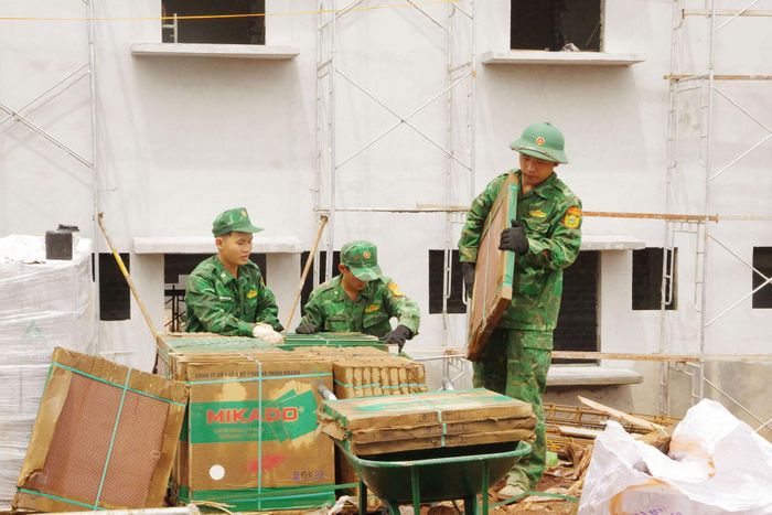 CBCS BĐBP tỉnh Lâm Đồng tham gia vận chuyển vật liệu xây dựng tại công trình Trường Phổ thông nội trú liên cấp Tiểu học và THCS Quảng Trực